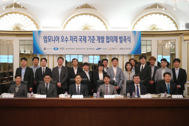 선박 암모니아 오후 해양배출 규제 기준 제정을 위한 협의체에 참여하는 한국선급(KR)과 HD현대중공업·HD한국조선해양·HD현대삼호·삼성중공업·한화오션, 한국화학융합시험연구원(KTR) 관계자들이 기념촬영을 하고 있다. 사진제공-=KR