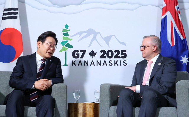 이재명 대통령이 16일 캐나다 앨버타주 캘거리의 한 호텔에서 앤서니 앨버니지 호주 총리와 한·호주 정상회담을 하며 발언하고 있다. 연합뉴스