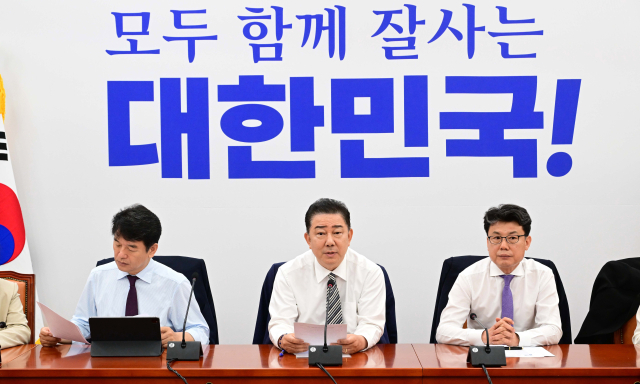 김병기(가운데) 더불어민주당 대표 직무대행 겸 원내대표가 17일 국회에서 열린 원내대책회의에 참석해 현안에 관해 발언하고 있다. 오승현 기자