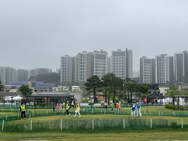 비가 오락가락하는 궂은 날씨에도 선수들이 경기에 열중하고 있다. 어깨동무파크골프