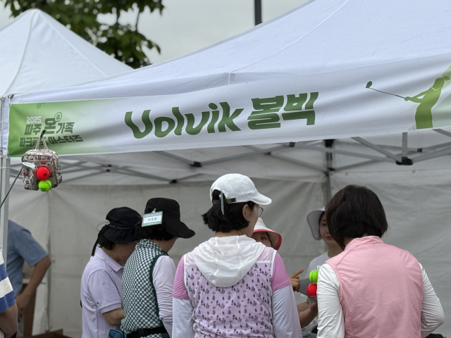 심학산파크골프장에 마련된 볼빅 부스에 선수들이 모여있다. 문예빈 기자