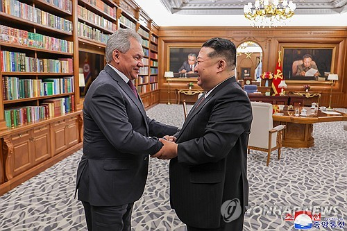 지난 4일 방북한 러시아 쇼이구(왼쪽), 김정은. 연합뉴스