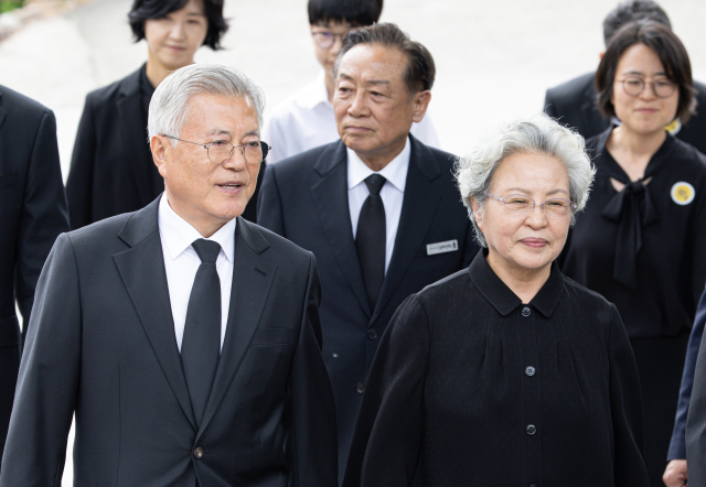 문재인 전 대통령과 권양숙 여사가 지난달 23일 경남 김해시 봉하마을에서 열린 고 노무현 전 대통령 16주기 추도식에 참석하고 있다. 연합뉴스