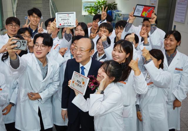 김승연(앞줄 왼쪽 두 번째) 한화그룹 회장이 한화토탈에너지스 연구소에서 연구원들과 셀카를 찍고 있다. 사진 제공=한화그룹