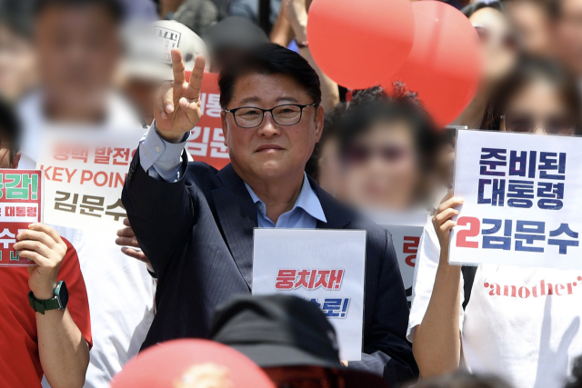 우리공화당 조원진 대표가 지난 5월 경기 평택 미군기지 앞에서 국민의힘 김문수 대선후보 지지 손피켓을 들고 있다. 평택=성형주 기자