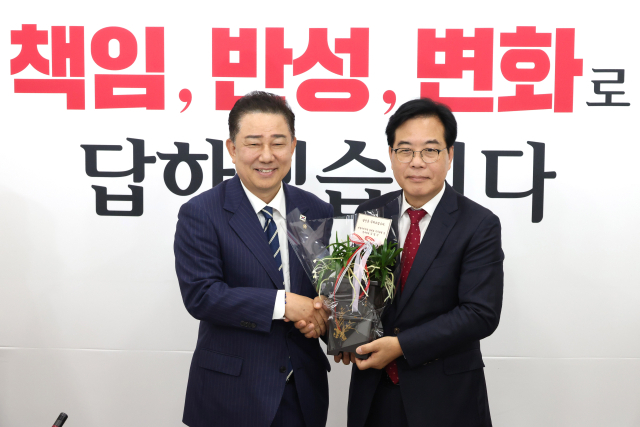 김병기(왼쪽) 더불어민주당 대표 직무대행 겸 원내대표가 17일 국회 국민의힘 원내대표실에서 송언석 국민의힘 신임 원내대표에게 취임 축하 난을 건네고 있다. 이날 김 원내대표는 취임 인사차 김용태 국민의힘 비대위원장과 송 원내대표, 서왕진 조국혁신당 원내대표를 차례로 예방했다. 오승현 기자
