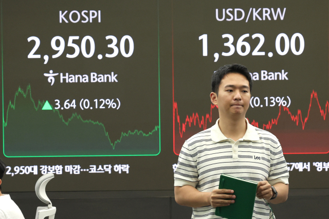 코스피 강보합 마감 (서울=연합뉴스) 서명곤 기자 = 17일 서울 중구 하나은행 딜링룸에서 한 딜러가 자리로 향하고 있다. 이날 코스피는 장중 3,000선 돌파를 시도하는 등 급등락 끝에 전장보다 3.64포인트(0.12%) 오른 2,950.30에 장을 마쳤다. 코스닥지수는 전장보다 1.61포인트(0.21%) 내린 775.65에 장 마감. 2025.6.17 seephoto@yna.co.kr (끝) <저작권자(c) 연합뉴스, 무단 전재-재배포, AI 학습 및 활용 금지>