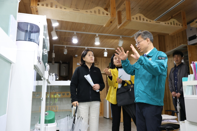 장인홍(맨 오른쪽) 구로구청장이 반려동물 복지공간 ‘구로댕냥이네’ 개소를 앞두고 현장 점검을 진행하고 있다. 사진제공=구로구