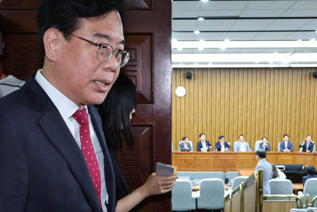 송언석 국민의힘 신임 원내대표가 17일 서울 여의도 국회에서 열린 초선 의원들과의 간담회에 참석을 위해 회의장으로 들어가고 있다. 연합뉴스