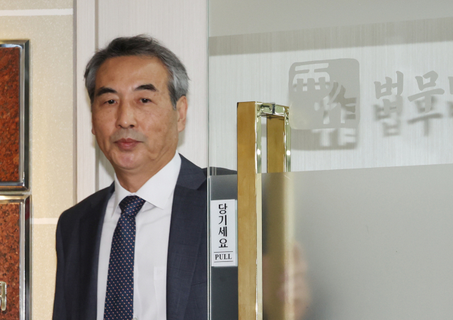 윤석열 전 대통령의 부인 김건희 여사 의혹을 수사할 민중기 특별검사가 17일 서울 서초구 사무실을 나서고 있다. 연합뉴스