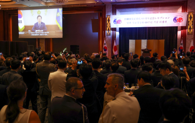이재명 대통령이 16일 주한일본대사관 주최로 열린 한일 수교 60주년 기념 행사에 보낸 영상 메시지를 통해 “두 손을 맞잡고 더 나은 미래로 나아가자”고 당부하고 있다. 연합뉴스