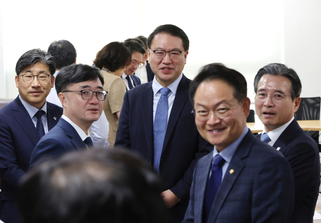 대통령실 김용범 정책실장(오른쪽)과 더불어민주당 허영 원내정책수석부대표(오른쪽 두번째) 등이 18일 서울 여의도 국회 의원회관에서 대통령실과 정부, 여당 등이 함께하는 추경안 관련 비공개 회의에 참석해 대화하고 있다.