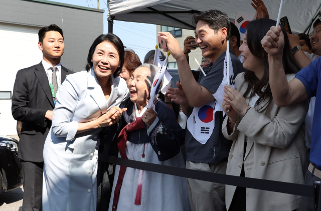 G7 정상회의에 참석하는 이재명 대통령과 함께 캐나다를 방문한 김혜경 여사가 17일(현지시간) 캘거리 한인회관에서 캐나다 서부 동포사회와의 대화 참석 전 환영 나온 교포들과 인사하고 있다.
