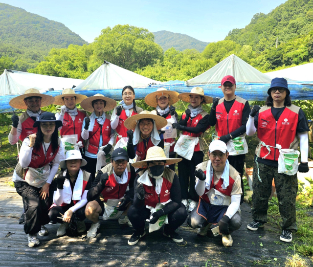 롯데아울렛 광주수완점 샤롯데봉사단이 광주광역시 북구 금곡마을의 한 포도농가를 방문해 농촌 일손 돕기 활동을 진행하고 파이팅을 외치고 있다. 사진 제공=롯데백화점 광주점