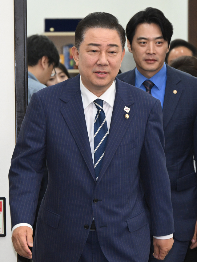 김병기 더불어민주당 대표 직무대행 겸 원내대표가 18일 국회에서 열린 최고위원회의에 참석하고 있다. 오승현 기자 2025.06.18