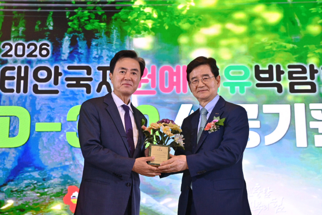 김선규(오른쪽) 호반그룹 회장이 ‘2026 태안국제원예치유박람회’ 민간 조직위원장으로 위촉돼 김태흠 충남도지사와 기념 촬영을 하고 있다. 사진 제공=호반그룹