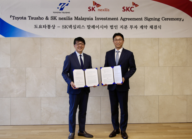 박원철(오른쪽) SKC 사장과 이마이 도시미쓰 도요타통상 사장이 18일 서울 중구 SKC 본사에서 SK넥실리스 말레이시아 법인 지분 투자 계약 체결식을 열고 기념 촬영을 하고 있다. 사진 제공=SKC