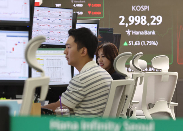 코스피가 3000선에 다가선 17일 서울 하나은행 본점 딜링룸에서 딜러들이 업무를 보고 있다. 연합뉴스