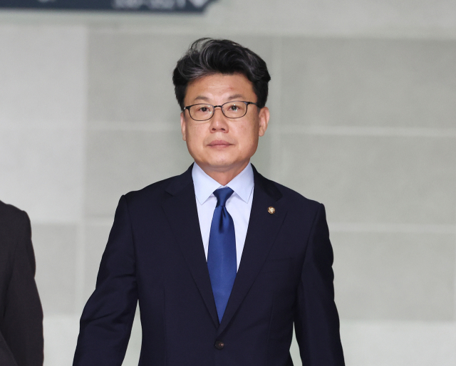 더불어민주당 진성준 정책위의장이 18일 서울 여의도 국회 의원회관에서 대통령실과 정부, 여당 등이 함께하는 추경안 관련 회의에 참석하기 위해 이동하고 있다. 연합뉴스