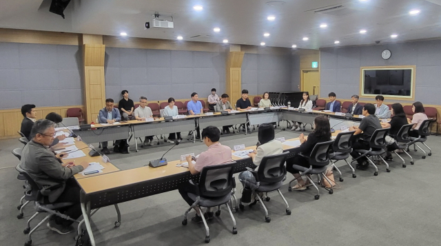 경상남도가 18일 진주 도청 서부청사 중강당 회의실에서 2025년 제2회 사천공항 활성화 협의회를 하고 있다. 사진 제공=경남도