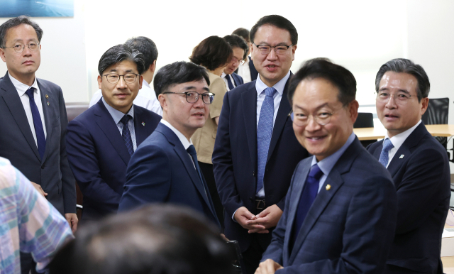대통령실 김용범 정책실장(오른쪽)과 더불어민주당 허영 원내정책수석부대표(오른쪽 두번째) 등이 18일 서울 여의도 국회 의원회관에서 대통령실과 정부, 여당 등이 함께하는 추경안 관련 비공개 회의에 참석해 대화하고 있다. 연합뉴스