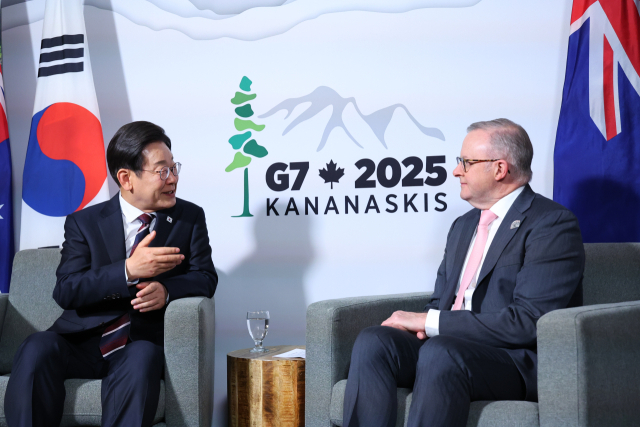 51차 주요 7개국(G7) 정상회의에 참석한 이재명 대통령이 지난 16일(현지 시간) 캐나다 앨버타주 캘거리의 한 호텔에서 앤서니 앨버니지 호주 총리와 한·호주 정상회담을 하고 있다. 연합뉴스