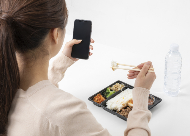 “점심시간엔 혼자 쉬고 싶어요”… 차·영화관 '나만의 힐링공간' 찾는 MZ직장인들