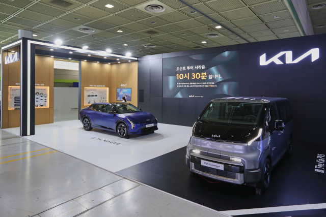 서울 강남구 코엑스에서 열린 인공지능(AI) 엑스포 MARS2025에 마련된 기아 부스에 EV4와 PV5가 전시되어 있다. 사진제공=현대차그룹