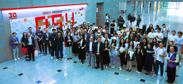 동서대학교가 주최·주관한 ‘2025 문화콘텐츠특성화 춘계국제학술대회’에 참석한 관계자들이 기념촬영을 하고 있다. 사진제공=동서대