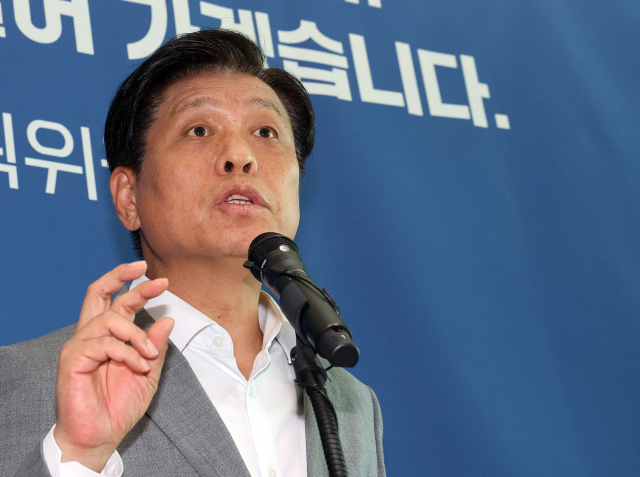 조승래 국정기획위원회 대변인이 18일 정부세종컨벤션센터에서 부처 업무보고와 관련한 설명을 하고 있다. 연합뉴스