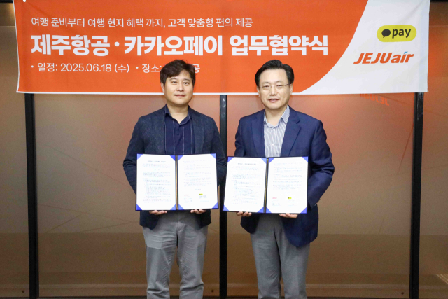김이배(오른쪽) 제주항공 대표이사가 18일 서울 강서구에 위치한 제주항공 서울지사에서 신원근 카카오페이 대표이사와 함께 전략적 제휴 사업 추진을 위한 업무협약을 체결한 뒤 기념촬영을 하고 있다. 사진제공=제주항공