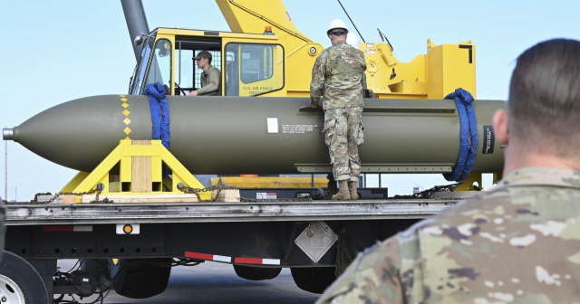 공군 장병들이 미주리주 화이트먼 공군 기지에서 벙커버스터 GBU(Guided Bomb Unit·유도폭탄)-57을 살펴보고 있다. AP연합뉴스