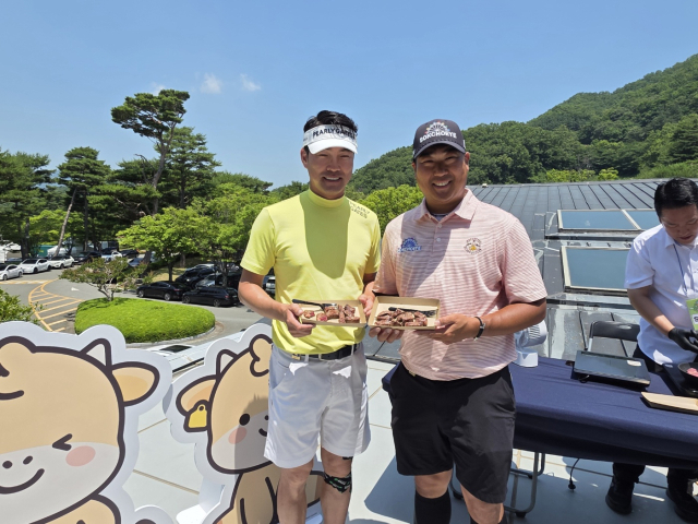 18일 제68회 KPGA 선수권대회 with A-ONE CC 공식 연습라운드 후 한우BBQ를 즐기고 있는 김형성(왼쪽부터)과 이동환. 사진 제공=KPGA