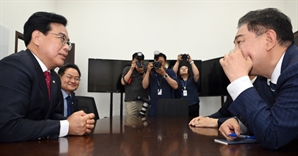 테이블에 마주 앉은 與野 원내대표