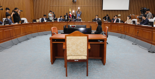 18일 국회에서 열린 국무총리 임명 동의에 관한 인사청문특별위원회 회의에서 국민의힘 소속 이종배 위원장이 의사봉을 두드리고 있다. 연합뉴스