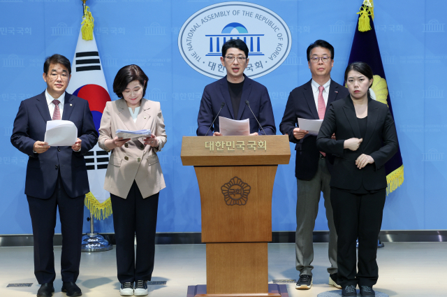 김민석 국무총리 후보자 검증을 위한 인사청문특별위원회 소속 국민의힘 배준영(왼쪽부터)·김희정·주진우·곽규택 의원이 18일 오후 서울 여의도 국회 소통관에서 김 후보자의 수입 5억 1000만 원 및 지출 13억 원 차이 관련 자료를 요구하며 기자회견을 하고 있다. 뉴스1