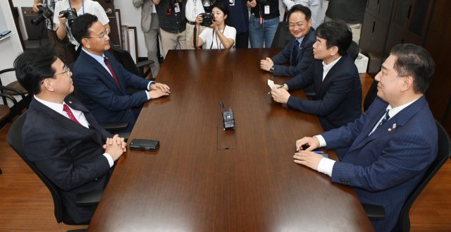 김병기 더불어민주당 대표 권한대행 겸 원내대표와 문진석 운영수석, 허영 정책수석, 송언석 국민의힘 원내대표, 유상범 법제사법위원회 야당 간사가 18일 국회에서 회동하고 있다. 오승현 기자