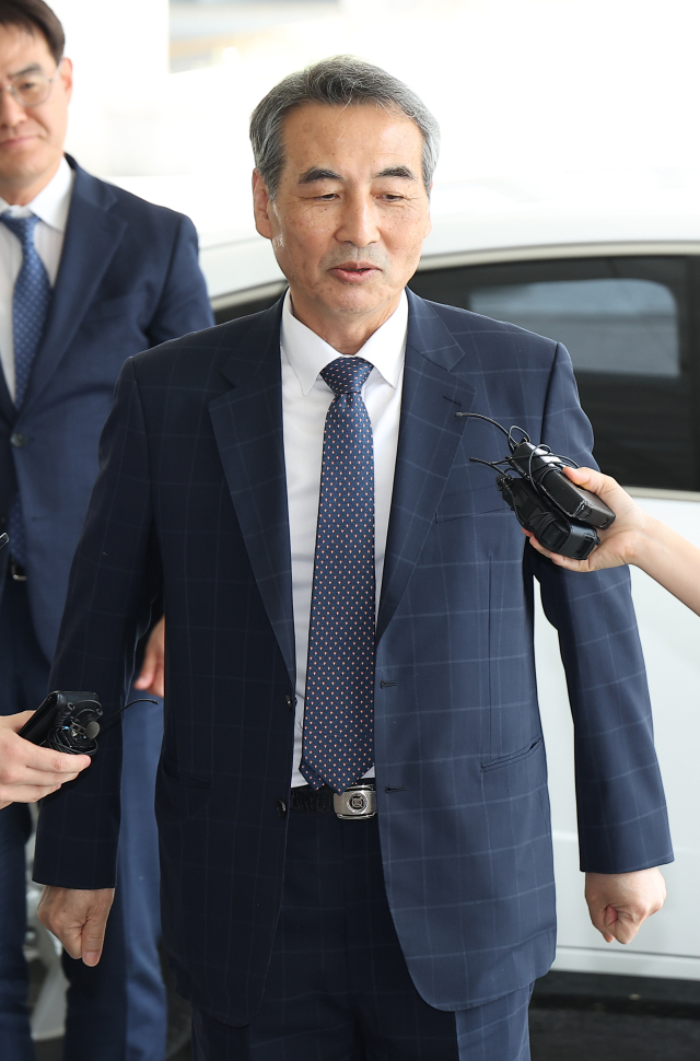 윤석열 전 대통령의 부인 김건희 여사에 대한 의혹을 수사할 민중기 특별검사가 박세현 서울고등검찰청장 면담을 위해 18일 서울 서초구 서울고검으로 향하고 있다. 연합뉴스