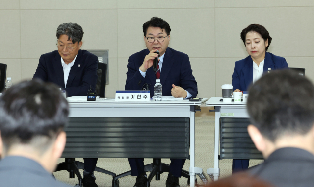 국정기획위원회 이한주 위원장이 18일 정부세종컨벤션센터에서 열린 경제2분과 업무보고에서 인사말을 하고 있다. 연합뉴스