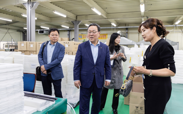 시석중 경기신보 이사장이 18일 안성시 은성화학을 찾아 고객자문위원회를 열기 전 현장을 둘러 보고 있다. 사진 제공=경기신보