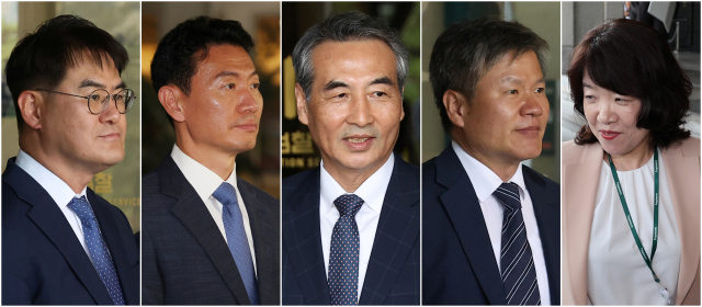 윤석열 전 대통령의 부인 김건희 여사에 대한 의혹을 수사할 민중기 특검과 특검보들이 18일 서울 중앙지검장 직무대리를 맡은 박승환 1차장검사와 면담을 마치고 중앙지검을 나서고 있다. 왼쪽부터 김형근, 박상진 특검보, 민 특검, 문홍주, 오정희 특검보. 연합뉴스