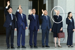 "한복 입은 외국인 누구?"…李 대통령 배웅한 뜻밖의 인물 '화제'