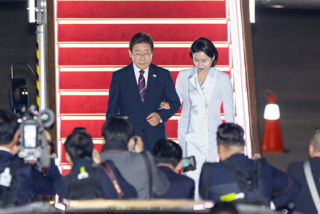 이재명 대통령과 김혜경 여사가 19일 51차 주요 7개국(G7) 정상회의 일정을 마친 뒤 성남 서울공항에 도착해 공군 1호기에서 내려 차량으로 향하고 있다. 연합뉴스