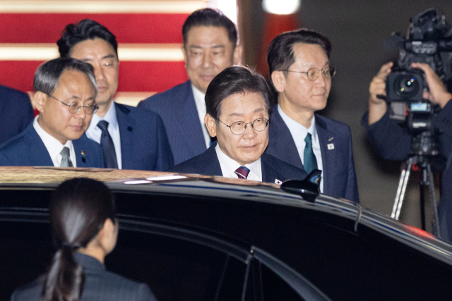 이재명 대통령이 19일 51차 주요 7개국(G7) 정상회의 일정을 마친 뒤 성남 서울공항에 도착해 공군 1호기에서 내려 차량으로 향하고 있다. 연합뉴스