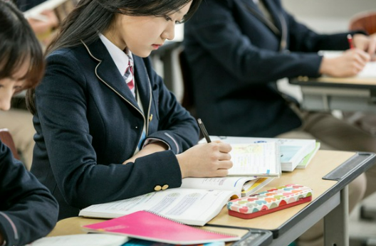"밤 11시 하교하다 중환자실"…中, 10대들의 고발에 '발칵' [글로벌 왓]