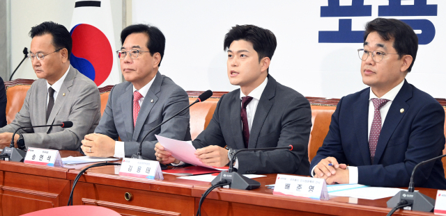 김용태(왼쪽 세 번째) 국민의힘 비상대책위원장이 19일 국회에서 열린 비리백화점 이재명 정부 인사청문회 대책회의에 참석해 발언하고 있다. 유상범(왼쪽부터) 원내수석부대표, 송언석 원내대표, 김 비대위원장, 배준영 국무총리 인사청문특위 간사.오승현 기자 2025.06.19
