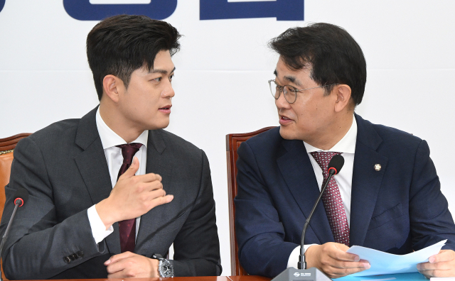 김용태(왼쪽) 국민의힘 비상대책위원장이 19일 국회에서 열린 비리백화점 이재명 정부 인사청문회 대책회의에 참석해 배준영 국무총리 인사청문특위 간사와 대화하고 있다. 오승현 기자 2025.06.19