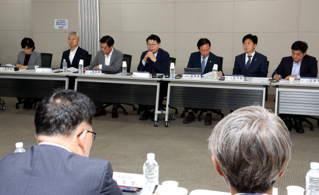 이한주(가운데) 국정기획위원장이 18일 정부세종컨벤션센터에서 열린 경제1분과 기획재정부 업무보고에서 인사말을 하고 있다. 연합뉴스