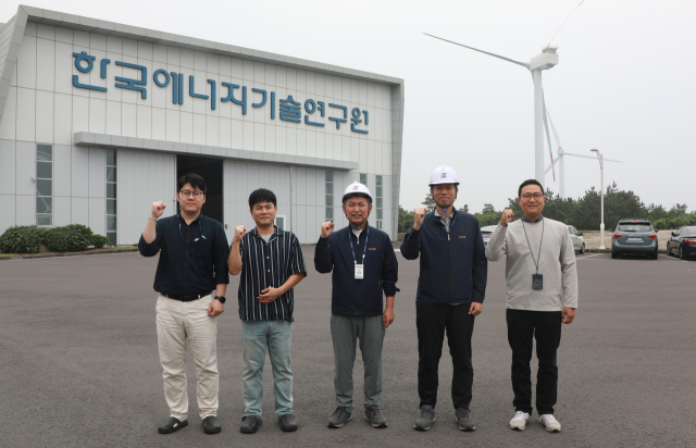 한국에너지기술연구원 풍력연구단 유철 단장 연구진. 왼쪽부터) 강태한 학생연구원, 강병호 박사후연구원, 유철 단장, 권대용 선임연구원, 박세명 선임연구원. 사진제공=한국에너지기술연구원