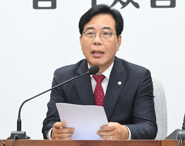 송언석 신임 국민의힘 원내대표가 17일 국회에서 열린 원내대책회의에 참석해 현안에 관해 발언하고 있다. 오승현 기자